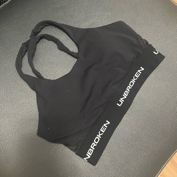 Small unbroken designs sports bra - Picture 2 of 2
